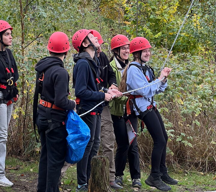 Schüler sichern kletternde Schüler