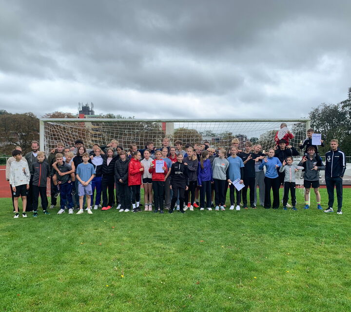 Gruppenfoto der Teilnehmenden am Kreisschulsportfest 2025 in Geesthacht